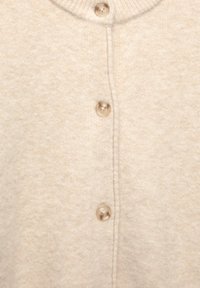 Beżowy kardigan o fakturowanym splocie dzianiny, z prążkowanym kołnierzem i pięcioma przezroczystymi guzikami z przodu. Miękkie wykończenie tkaniny.