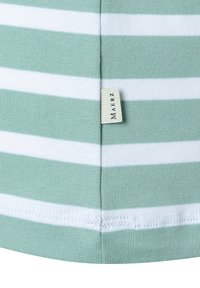 Vihreä ja valkoinen raitakuvioinen kangas, jossa on neulepinta ja pieni etiketti, jossa lukee "Maerz", sauman lähellä. Suuri viimeistely, rento muotoilu.