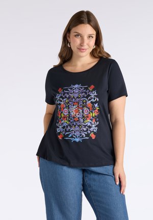 Camiseta negra de manga corta con un estampado floral colorido en púrpura, rojo y verde en el centro, con un escote redondo y un corte relajado.