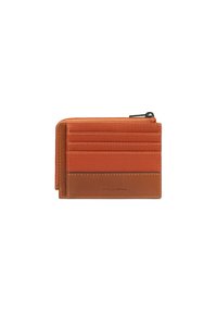 Cartera de cuero naranja con múltiples ranuras para tarjetas, compartimento con cremallera, parte superior texturizada y sección inferior lisa. Logotipo grabado en la parte frontal.
