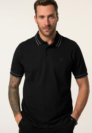 Camisa polo negra con acentos blancos en el cuello y las mangas. Cuenta con una tapeta de dos botones y un logo sutil en el pecho.