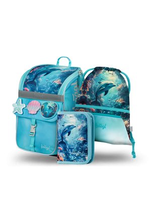 Set di zaini blu con design di delfini e barriera corallina. Include uno zaino grande, una borsa a sacchetto e un portafoglio. Tessuto testurizzato e resistente.