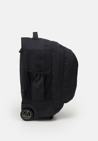 Schwarzer Rad-Rucksack aus strukturiertem Stoff, mit mehreren gepolsterten Fächern, einer Netz-Seitentasche und robusten Gummirollen für gute Mobilität.