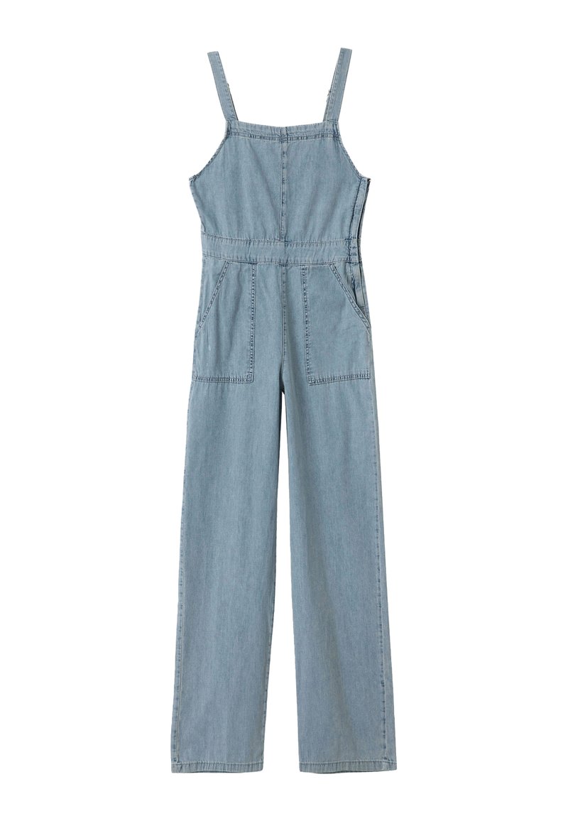 Pantalones de mezclilla azul claro con tirantes ajustables, dos bolsillos frontales y patas anchas, con un acabado texturizado y costuras cosidas.