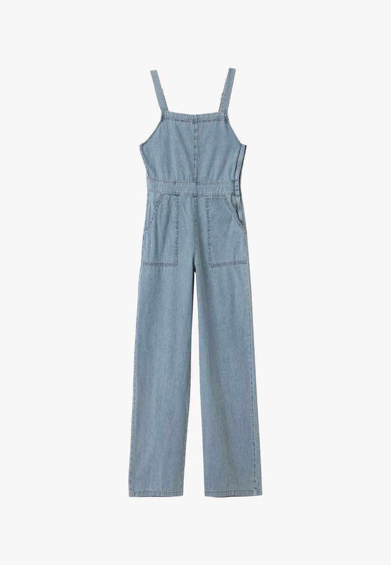 Hellblaue Denim-Overalls mit verstellbaren Trägern, zwei vorderen Taschen und weitem Bein, mit einer strukturierten Oberfläche und genähten Nähten.