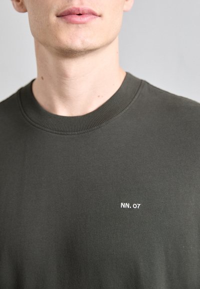 NN.07 ADAM EMB - T-shirts - khaki
