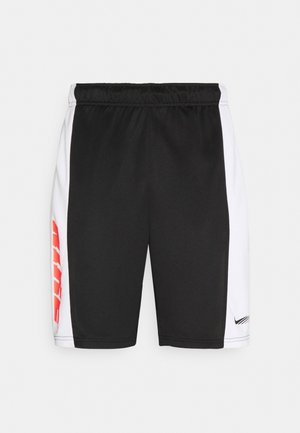 Sorte atletikshorts med hvide sidepaneler, en rød lodret logo på venstre side og et lille sort swoosh-logo på højre side.