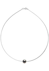 Collier en argent avec une fine chaîne et une unique perle noire ronde au centre, doté d'un fermoir. Texture lisse, design minimaliste.