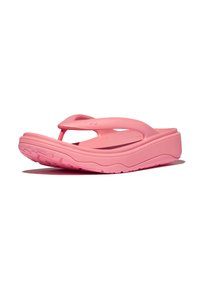 Roze flip-flop met een gevormde zool, zachte rubberen banden en een textuur op de voetbed. Heeft een gebogen ontwerp en een opvallend profiel op de zool.