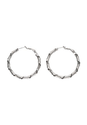 Ezüst színű, csavart karika fülbevaló páros, hajlékony kapcsokkal, fehér háttéren.