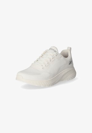 Białe sportowe sneakersy z teksturowanym, dzianinowym cholewką, zapinane na sznurowadła, z wyściółką w okolicy kostki i grubą, żłobioną podeszwą dla wsparcia.