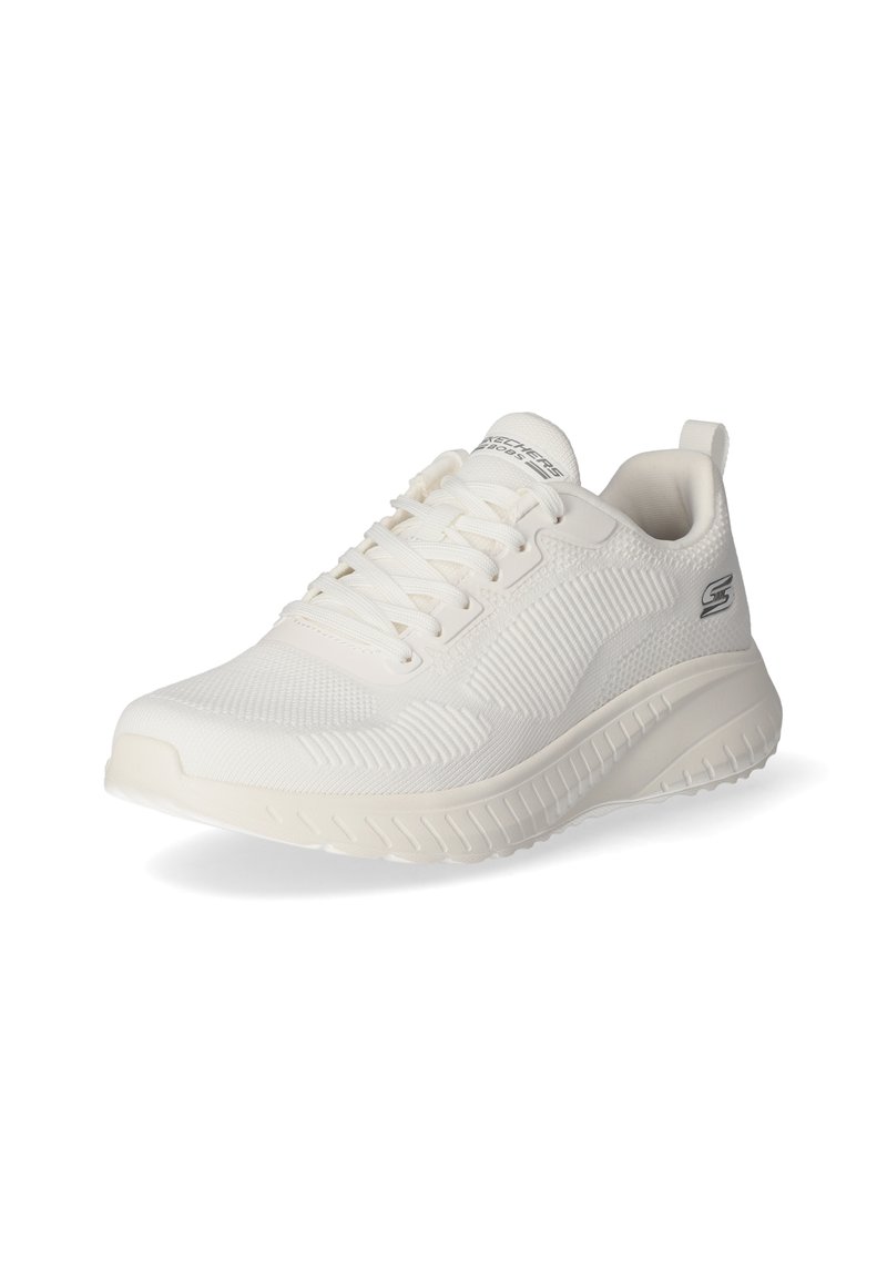 Białe sportowe sneakersy z teksturowanym, dzianinowym cholewką, zapinane na sznurowadła, z wyściółką w okolicy kostki i grubą, żłobioną podeszwą dla wsparcia.