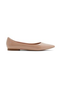 Ballet flats in glanzend nude patenleer, met een puntige neus, minimalistische stijl, voorzien van een lage, vlakke hak en een gladde textuur.