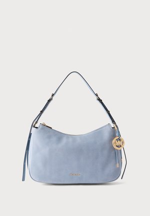 Τσάντα ώμου από δέρμα σε ανοιχτό μπλε χρώμα με ρυθμιζόμενο ιμάντα, χρυστό φερμουάρ και στρογγυλή χρυσή πλακέτα με το λογότυπο Michael Kors που κρέμεται στο πλάι.