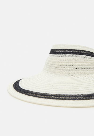Cappello a tesa larga realizzato in paglia intrecciata, di colore beige chiaro con due strisce nere a contrasto attorno alla corona.