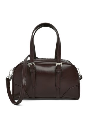 Sac à main en cuir brillant marron foncé avec deux poignées supérieures, détails de boucles argentées et une bandoulière réglable.