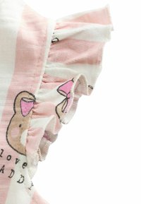Tissu rayé rose et blanc avec un bord froncé, présentant une illustration d'ours en peluche avec un nœud rose. Texture douce, matériau léger.