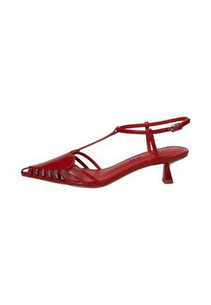 Sandalo slingback in vernice rossa con tacco basso a gattino, punta aperta appuntita e design con cinturino sottile.