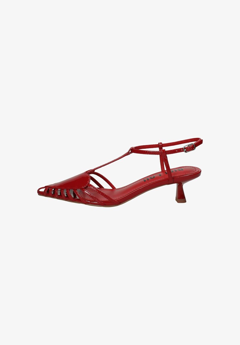 Sandalo slingback in vernice rossa con tacco basso a gattino, punta aperta appuntita e design con cinturino sottile.