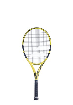 Gul tennisracket med rundt hoved, sorte strenge, struktureret greb og en smal ramme med et mønstret accent.