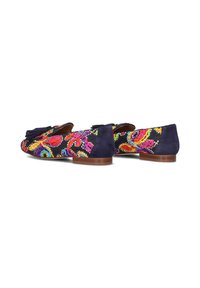 Marineblauwe suède instapschoenen met kleurrijke geborduurde patronen, met een lage hak en decoratieve franjes aan de voorkant.