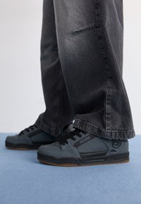 TILT - Scarpe skate - storm grey/black