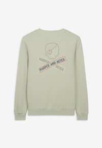 Sudadera verde claro de manga larga. Presenta un gráfico de calavera y el texto "HARPER AND NEVER" en bordado de contraste. Diseño clásico de cuello redondo.