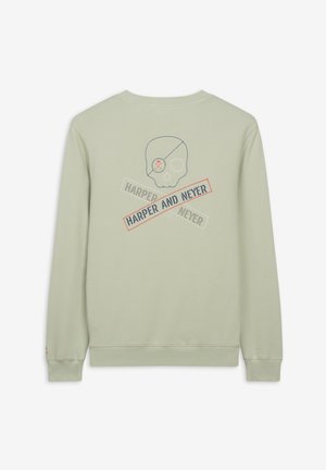 Sudadera verde claro de manga larga. Presenta un gráfico de calavera y el texto "HARPER AND NEVER" en bordado de contraste. Diseño clásico de cuello redondo.