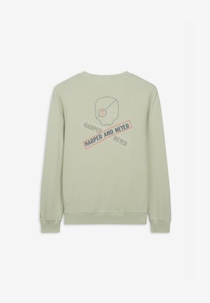 Sudadera verde claro de manga larga. Presenta un gráfico de calavera y el texto "HARPER AND NEVER" en bordado de contraste. Diseño clásico de cuello redondo.