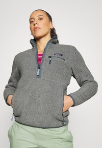 Patagonia RETRO MARSUPIAL - Felpa in pile - salt grey/light plume grey