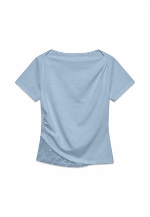 Haut femme bleu clair à manches courtes avec encolure bateau et détail en dentelle dans le bas du dos.