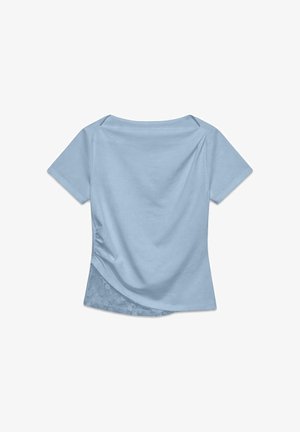 Hele sinise lühikeste varrukatega naiste pluus laeva kaelusega ja pitsdetailiga alumisel seljapoolel.