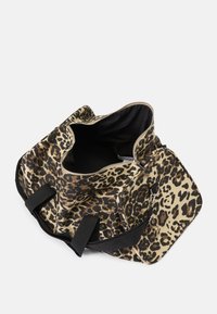 Tašna duffel z leopardjim vzorcem z zadrgo, črnima ročajema in prostornim notranjostjo, izdelana iz trpežne tkanine z akcenti teksturiranega vzorca.