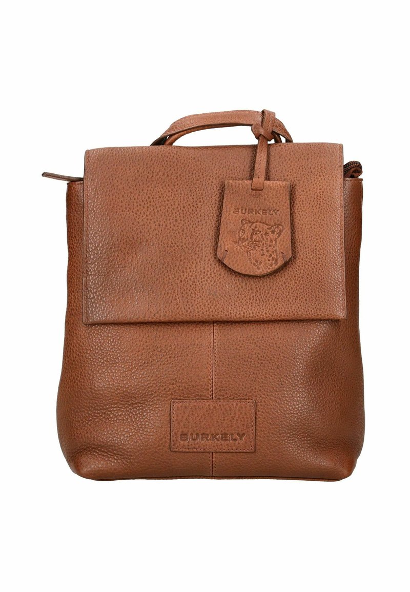 Zaino in pelle marrone texturizzata Burkely con manico superiore, patta frontale e patch logo impresso raffigurante un volto di leopardo.