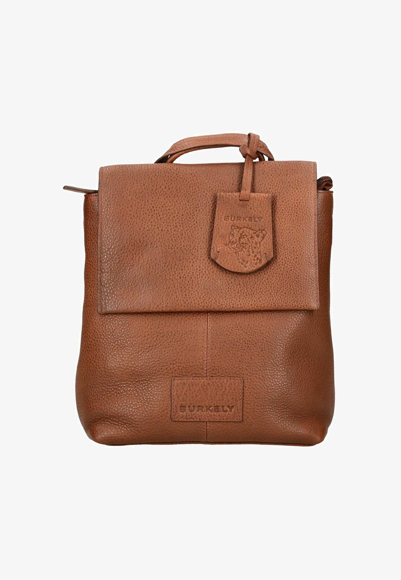 Mochila de cuero texturizado marrón de Burkely con asa superior, solapa frontal y parche con logotipo en relieve que presenta la cara de un leopardo.