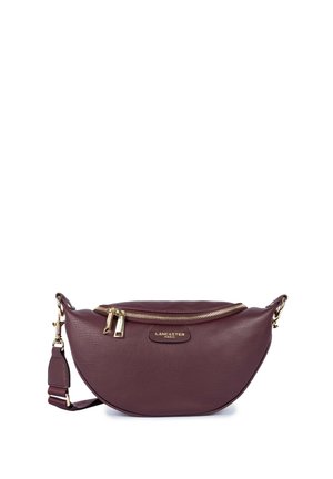 Sac banane en cuir bordeaux foncé avec fermetures éclair dorées, sangle réglable et logo Lancaster Paris sur le devant.