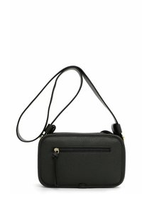 Obdélníková černá kožená crossbody taška s dlouhým popruhem, texturovaným povrchem a přední kapsou na zip. Akcenty v zlatém tónu.