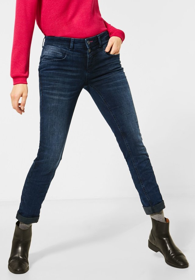 MIT NIETEN - Jeans Slim Fit - blau