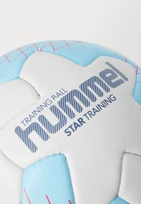 Baltas ir šviesiai mėlynas treniruočių kamuolys turi šešiakampius panelius, tekstūruotą paviršių, raudoną siuvinėjimą ir yra pažymėtas "hummel" mėlyna spalva.