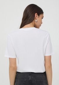 Terranova RICAMO COLLEGE - T-shirt con stampa - bianco ottico