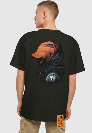 Sort t-shirt med etgrafisk motiv af en person iført en orange kasket. Etiketten nederst til højre er orange med sort tekst. Unisex-design.