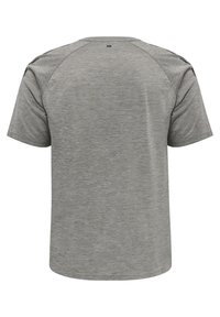 Krátký rukáv košile z heather šedé látky. Má kulatý výstřih, raglánové rukávy a minimální švy na límci.