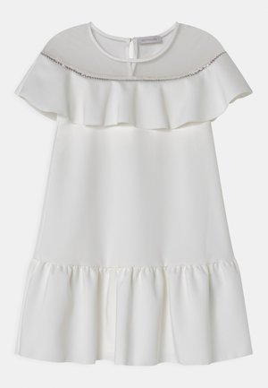 Robe blanche avec un col et un ourlet à volants, texture lisse et fermeture à l'arrière par un keyhole. Accent décoratif argent le long du col.