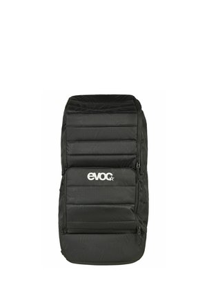 Schwarzer gepolsterter Rucksack mit vorderer Reißverschlusstasche und weißem "evoc"-Logo, zentriert auf der Tasche, vor weißem Hintergrund.