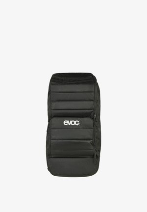 Zaino imbottito nero con tasca frontale con cerniera e logo bianco "evoc" centrato sulla tasca su sfondo bianco.