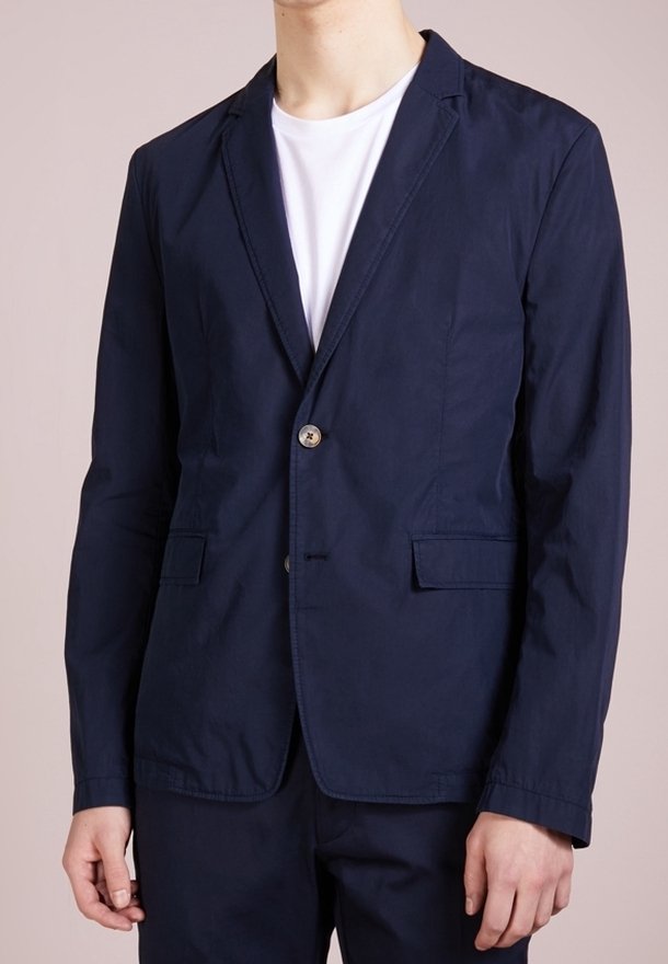 Granatowy żakiet wykonany z lekkiego materiału, z zapięciem na jeden guzik, dwoma przednimi kieszeniami oraz wyciętymi klapami.