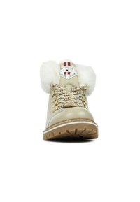 Bottes beiges à lacets avec un col en fausse fourrure, des garnitures dorées, une tige texturée, des lacets à motifs, et une semelle en caoutchouc avec des détails de traction.