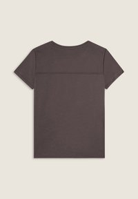 Camiseta de algodón de color marrón oscuro, de manga corta y cuello redondo. Presenta una sutil costura horizontal en la parte posterior. Textura suave, corte estándar.