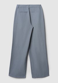 Pantaloni grigi chiari a gamba larga con due tasche a filetto posteriori e passanti per cintura, esposti in modo piatto su uno sfondo neutro.