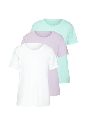 Drei schlichte Kurzarm-T-Shirts in Weiß, Lavendel und hellem Türkis, in einem geschichteten, überlappenden Layout angeordnet.